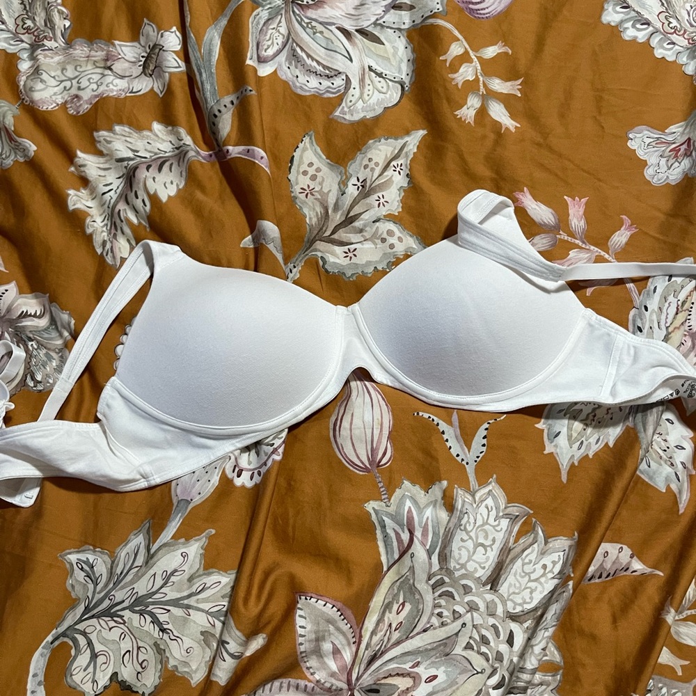 Womens worst bra size 40B, new without tags never worn.